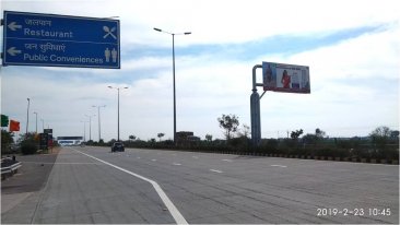 AGRA TOLL TO TAJ MEDIAN, Yamuna Expressway